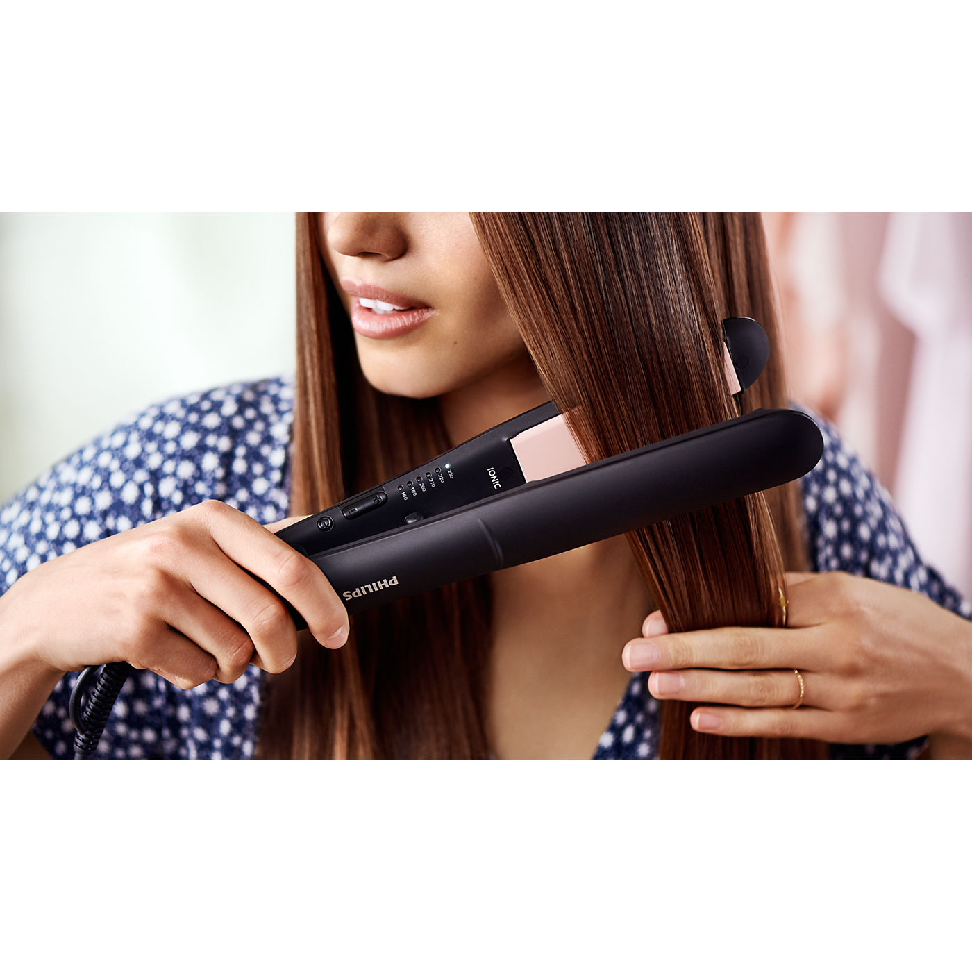 StraightCare Essential ThermoProtect straightener BHS378